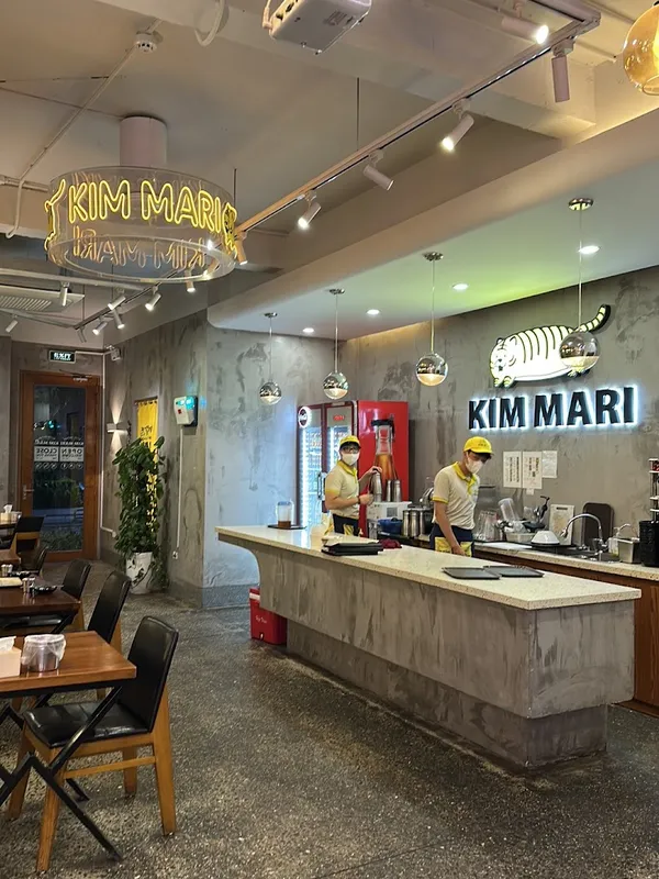 Không gian bên trong KIM MARI với khu vực bàn ăn và quầy phục vụ.