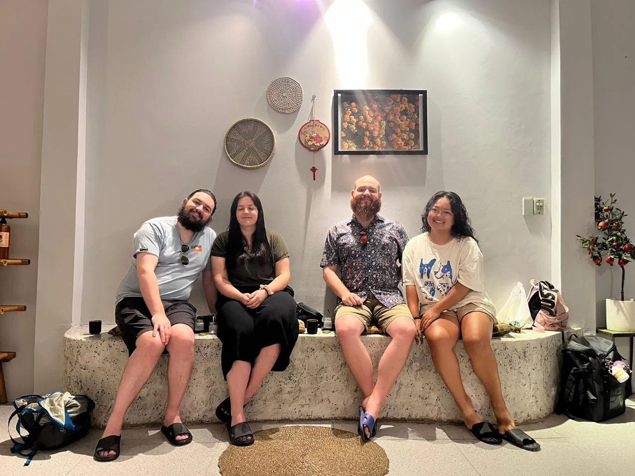 Bốn người ngồi trong không gian thư giãn của spa.