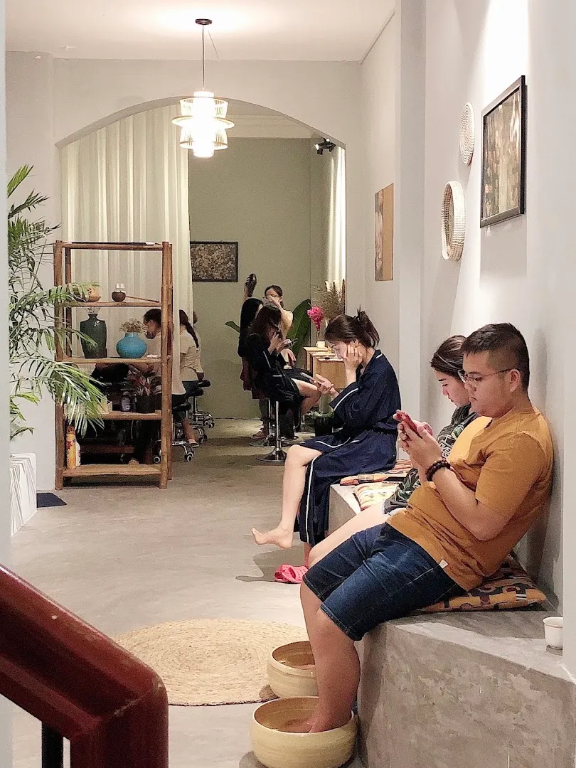 Không gian spa với khu vực chờ và dịch vụ chăm sóc thư giãn.