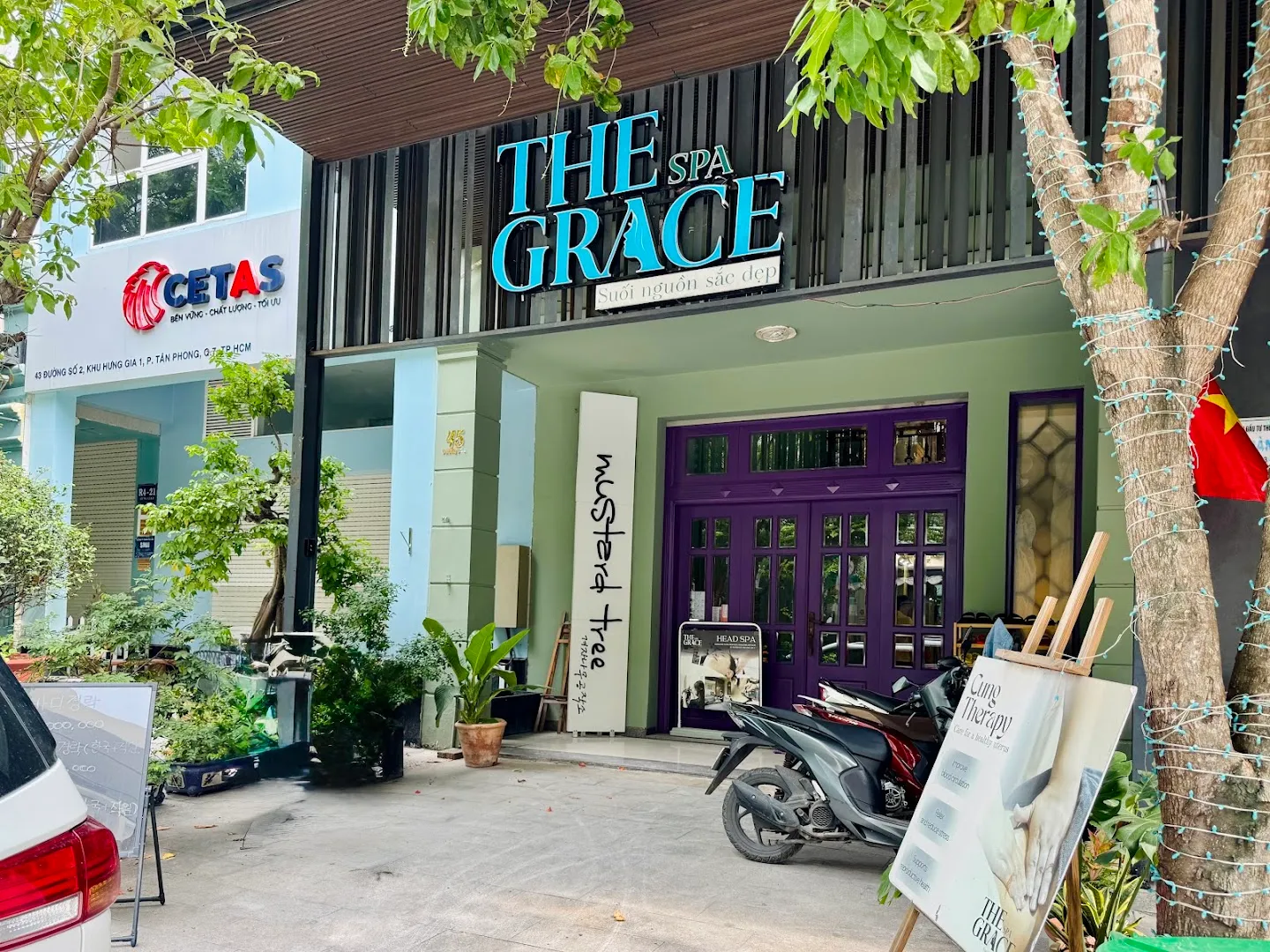 Mặt tiền và lối vào The Grace Spa với biển hiệu nhận diện rõ ràng.