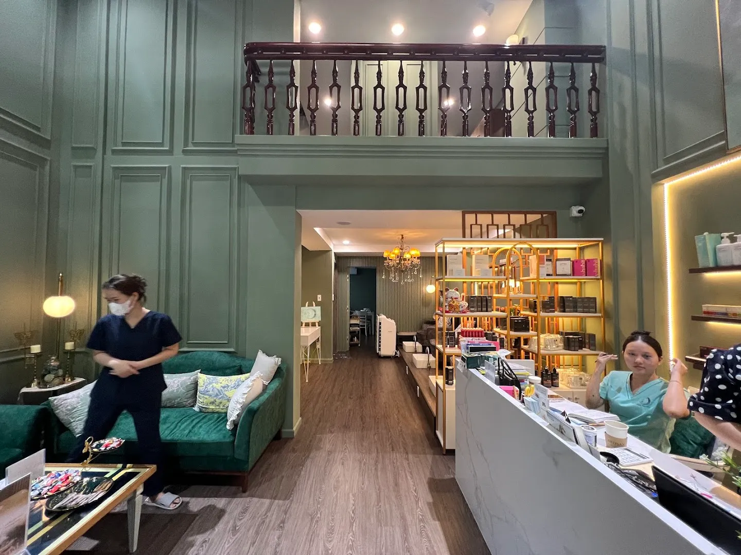 Không gian sảnh spa với quầy lễ tân, khu ghế chờ và kệ sản phẩm chăm sóc da.