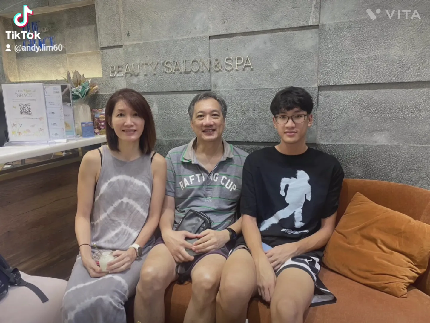 Ba người ngồi tại khu vực ghế chờ trước bảng hiệu “BEAUTY SALON & SPA”.