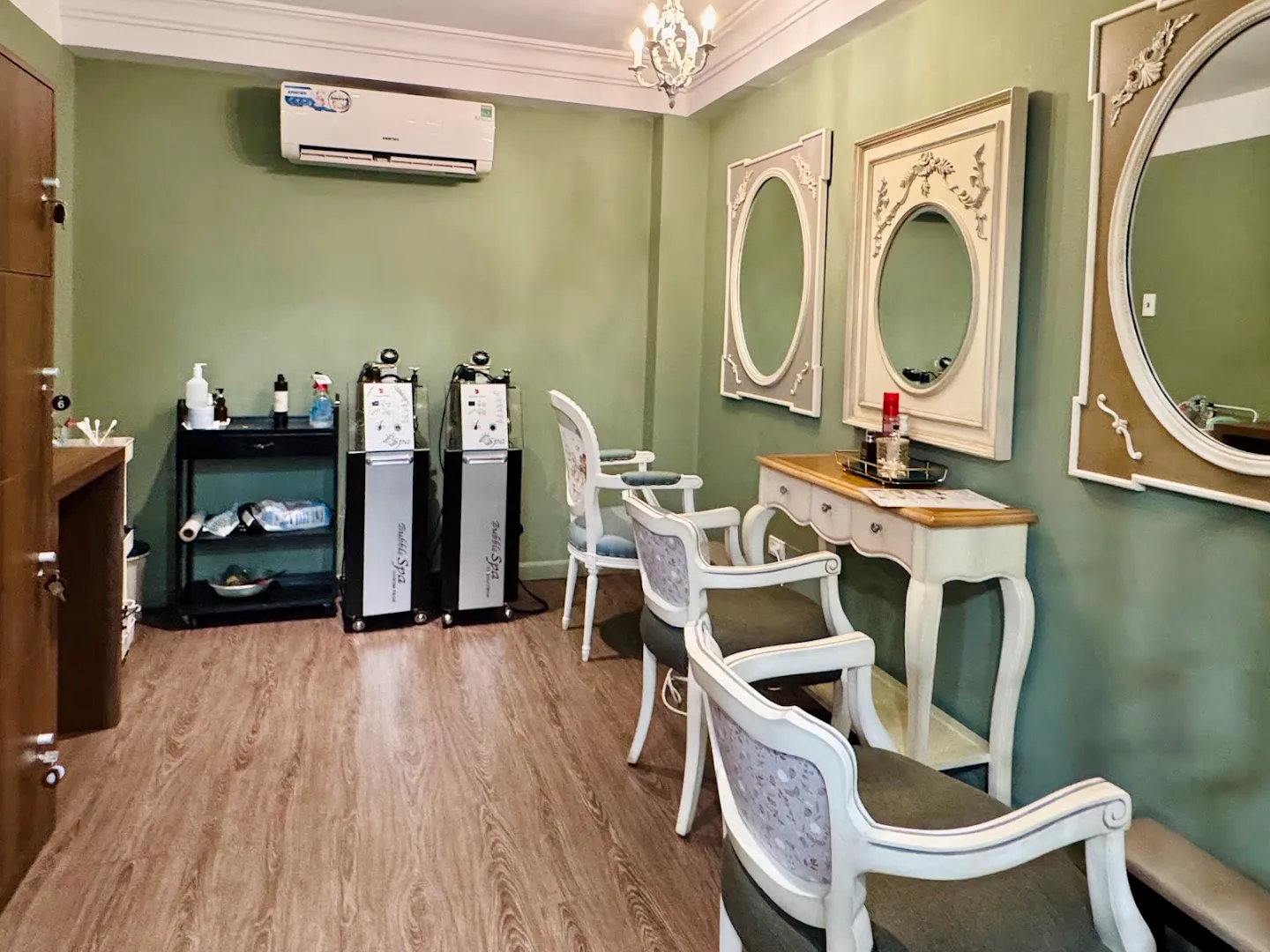Không gian spa với ghế chăm sóc, gương trang trí và thiết bị chuyên dụng.
