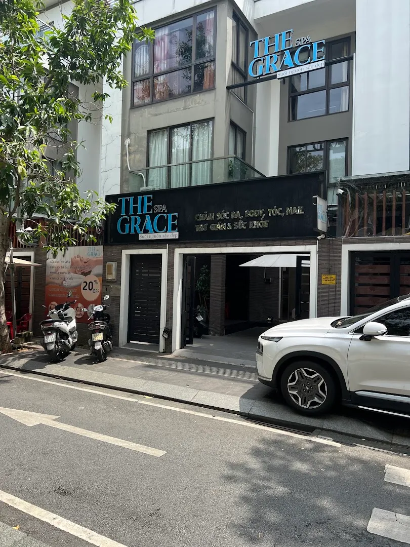 Mặt tiền The Grace Spa với biển hiệu và lối vào trên phố.