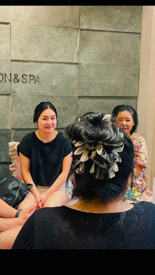 Nhóm người chụp ảnh trong không gian có biển chữ “...ON & SPA”.