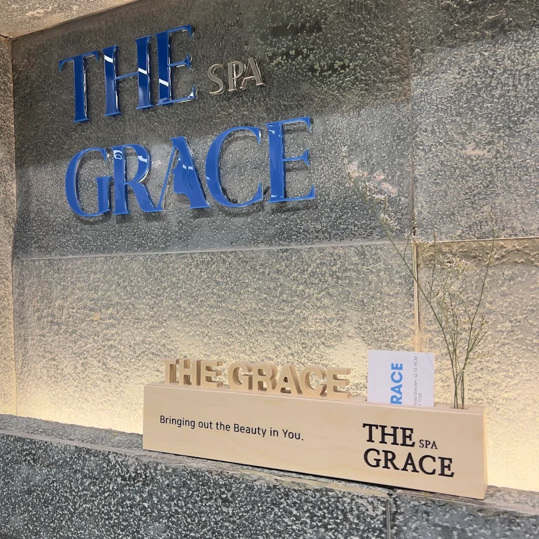 Biển hiệu và quầy giới thiệu mang tên The Grace Spa.