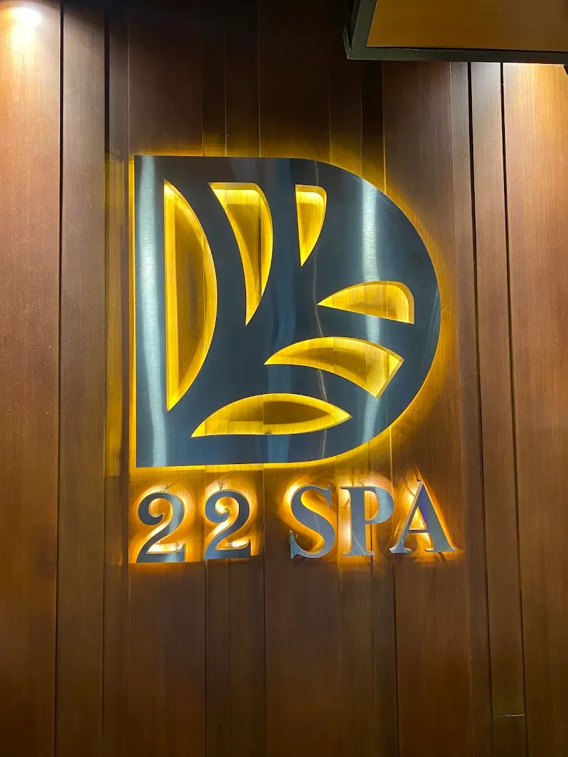 Biển hiệu phát sáng của 22 SPA trên nền gỗ.