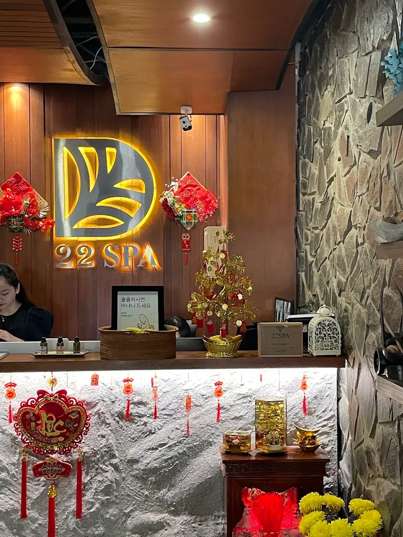 Quầy lễ tân 22 SPA với bảng hiệu phát sáng và không gian trang trí ấm cúng.