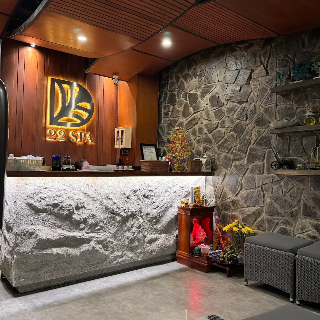 Quầy lễ tân 22 SPA với không gian đá và gỗ ấm cúng.