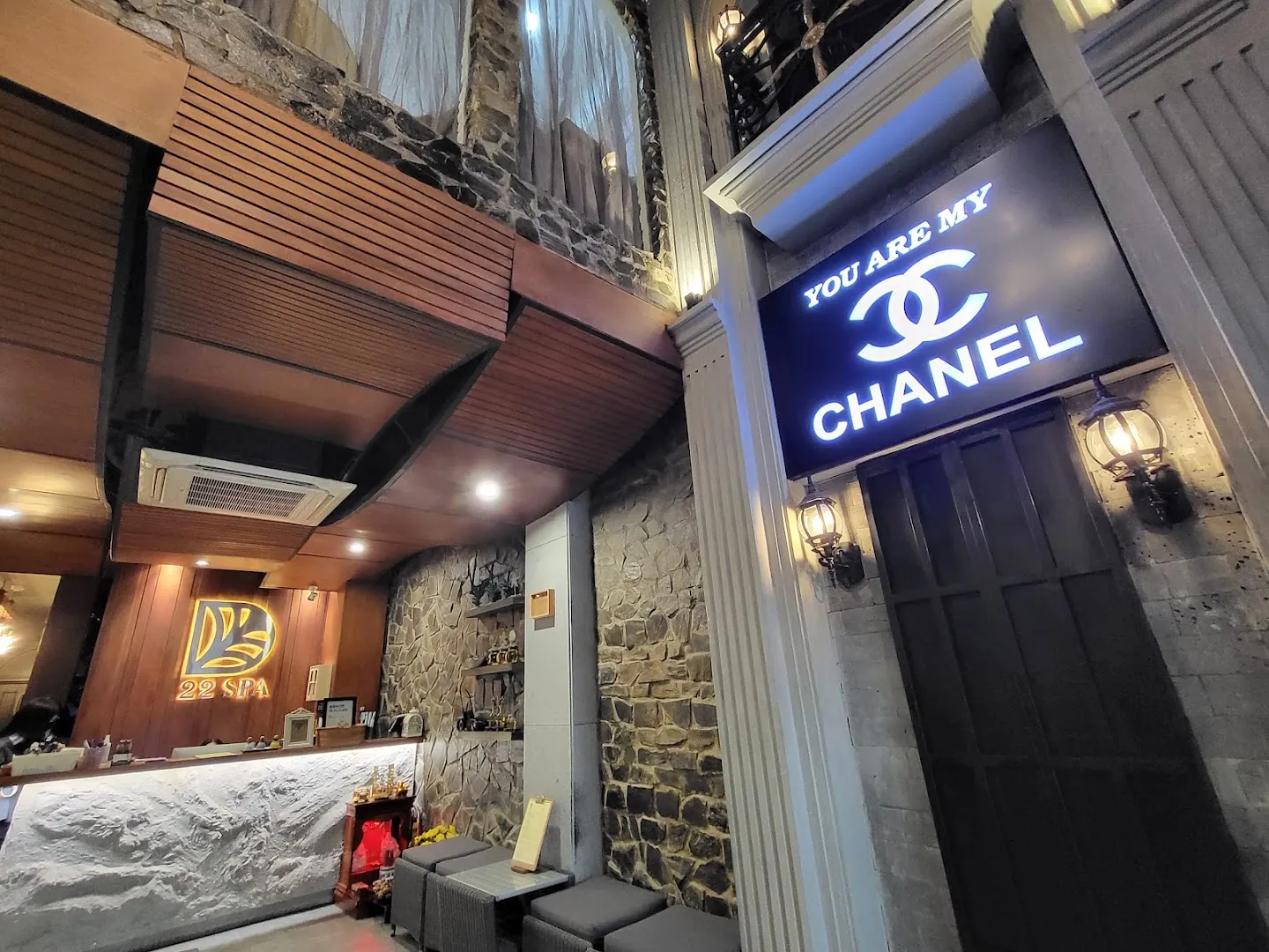 Mặt tiền và khu vực lễ tân của 22 Spa với không gian đá và gỗ ấm cúng.
