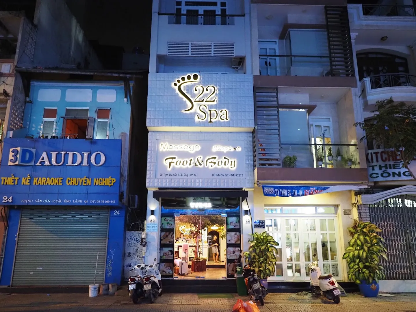 Mặt tiền 22 Spa với bảng hiệu Massage Foot & Body và lối vào được chiếu sáng.
