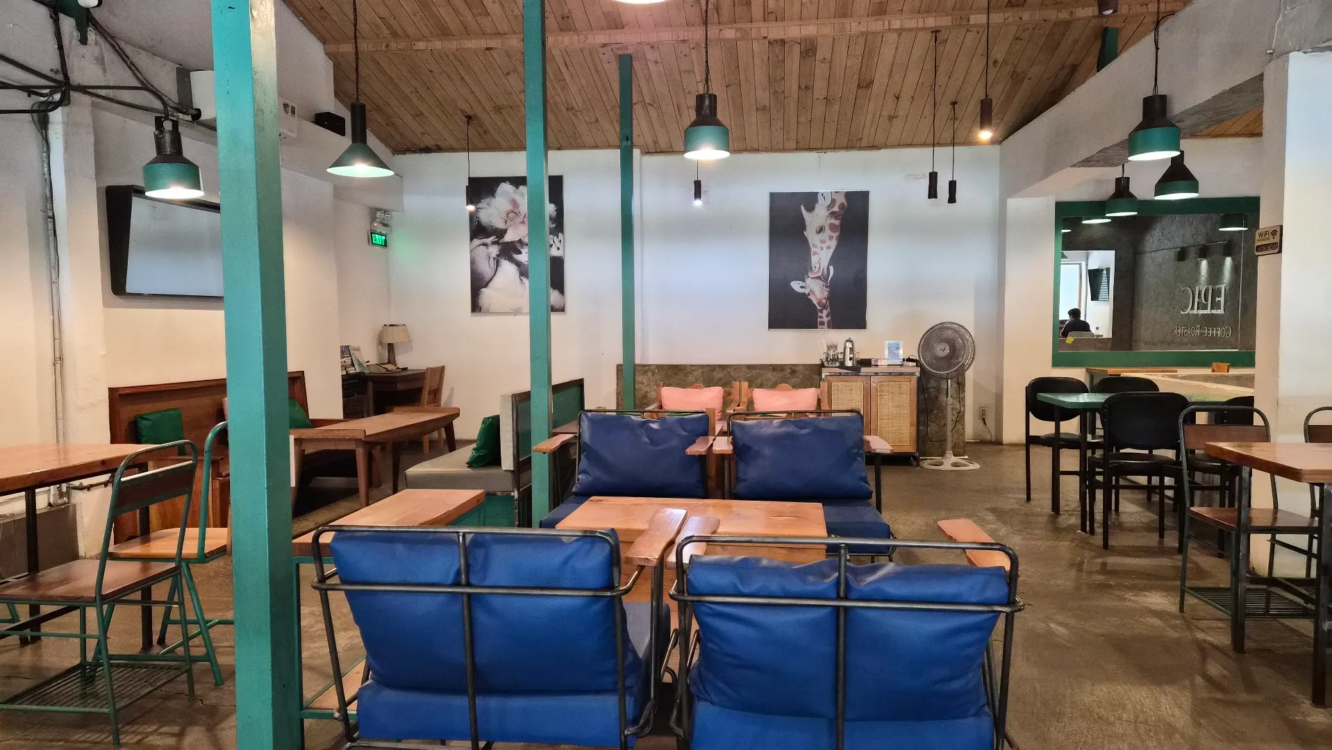 Không gian bên trong quán cà phê với khu vực bàn ghế và ghế sofa.