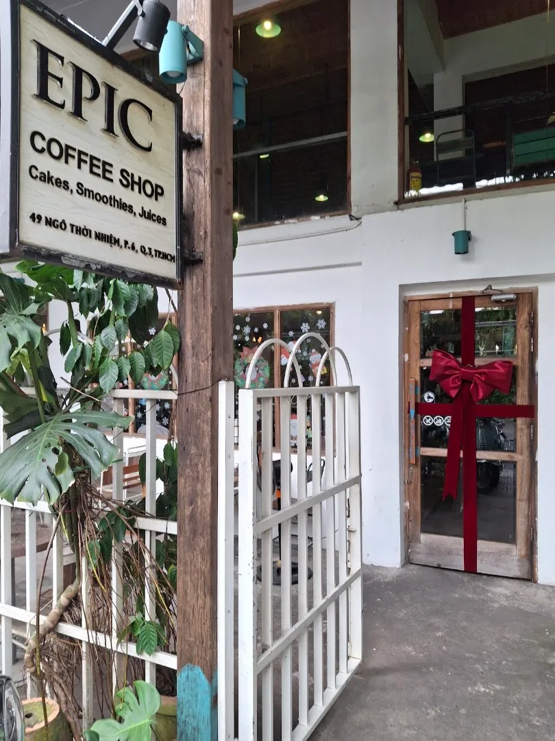 Mặt tiền Epic Coffee Shop với bảng hiệu và lối vào quán.