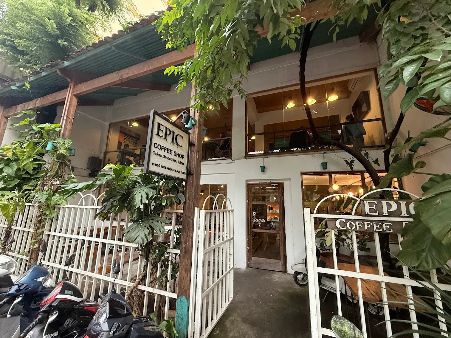 Mặt tiền quán EPIC Coffee Shop với lối vào và không gian nhiều cây xanh.