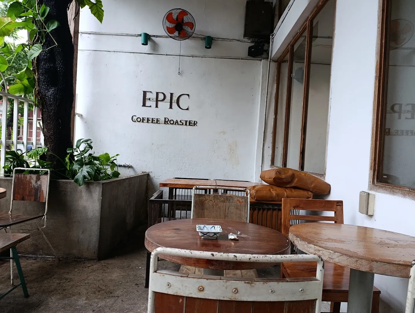 Không gian bàn ghế ngoài trời của Epic Coffee Roaster.