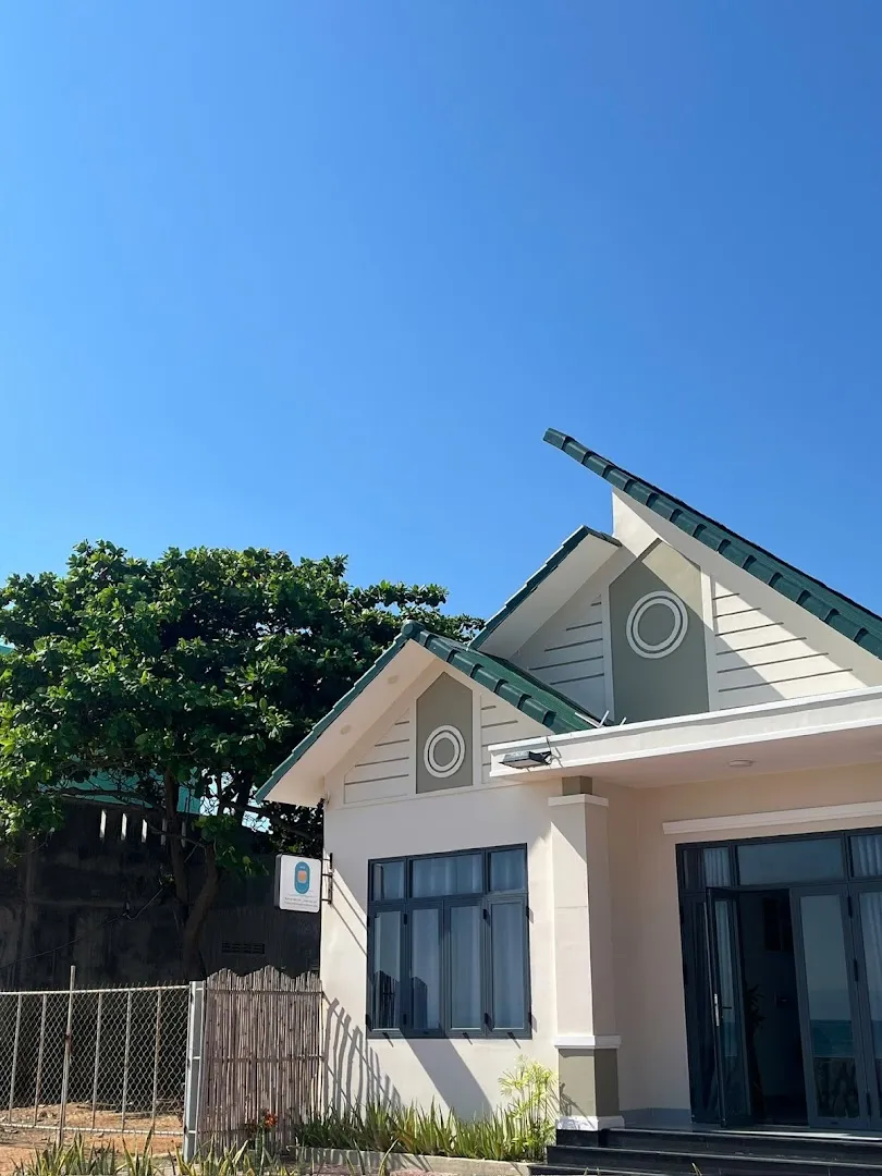 Mặt tiền ngôi nhà với lối vào và khu vực trước nhà.