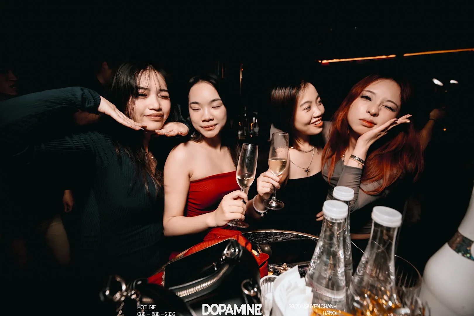 Nhóm khách nâng ly trong không gian bar Dopamine.