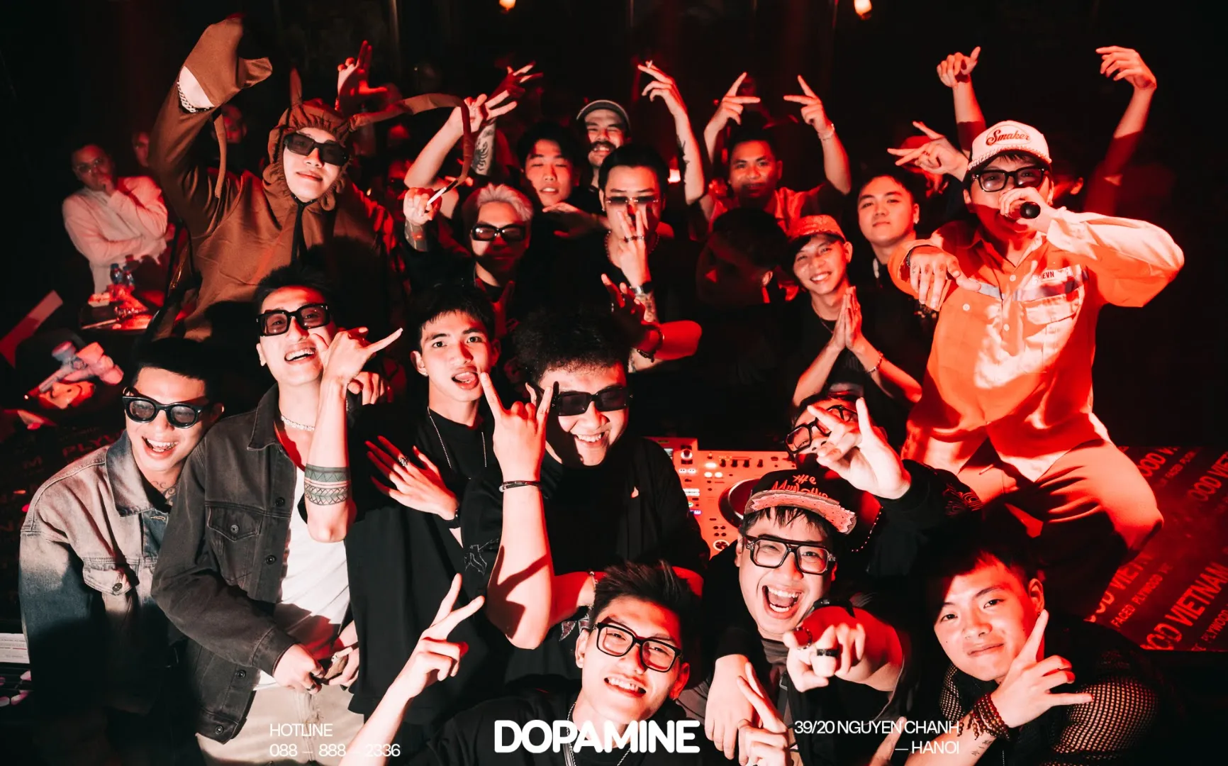 Không khí sôi động với màn trình diễn và khán giả tại Dopamine Hanoi.