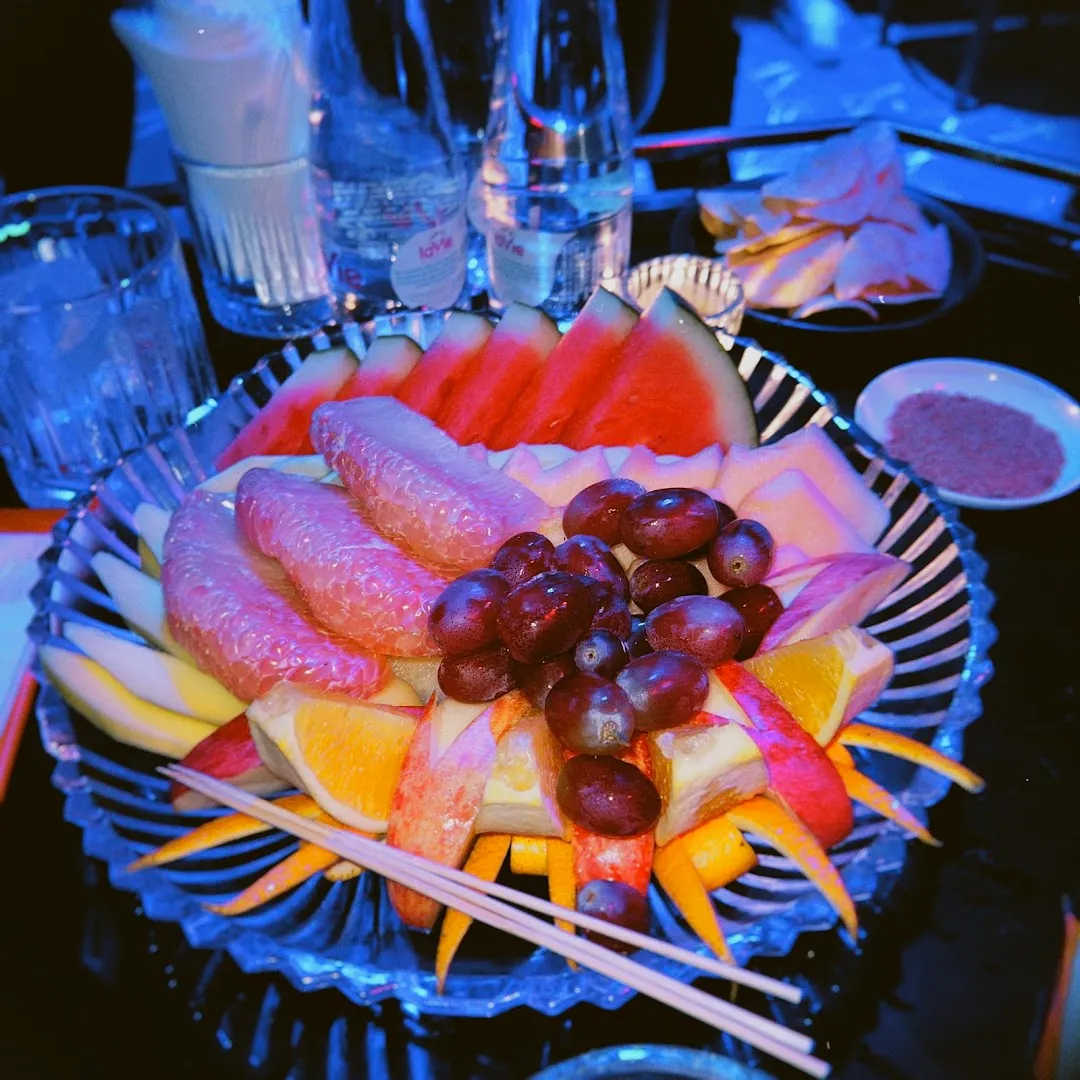 Đĩa trái cây tươi đa dạng được bày trên bàn.