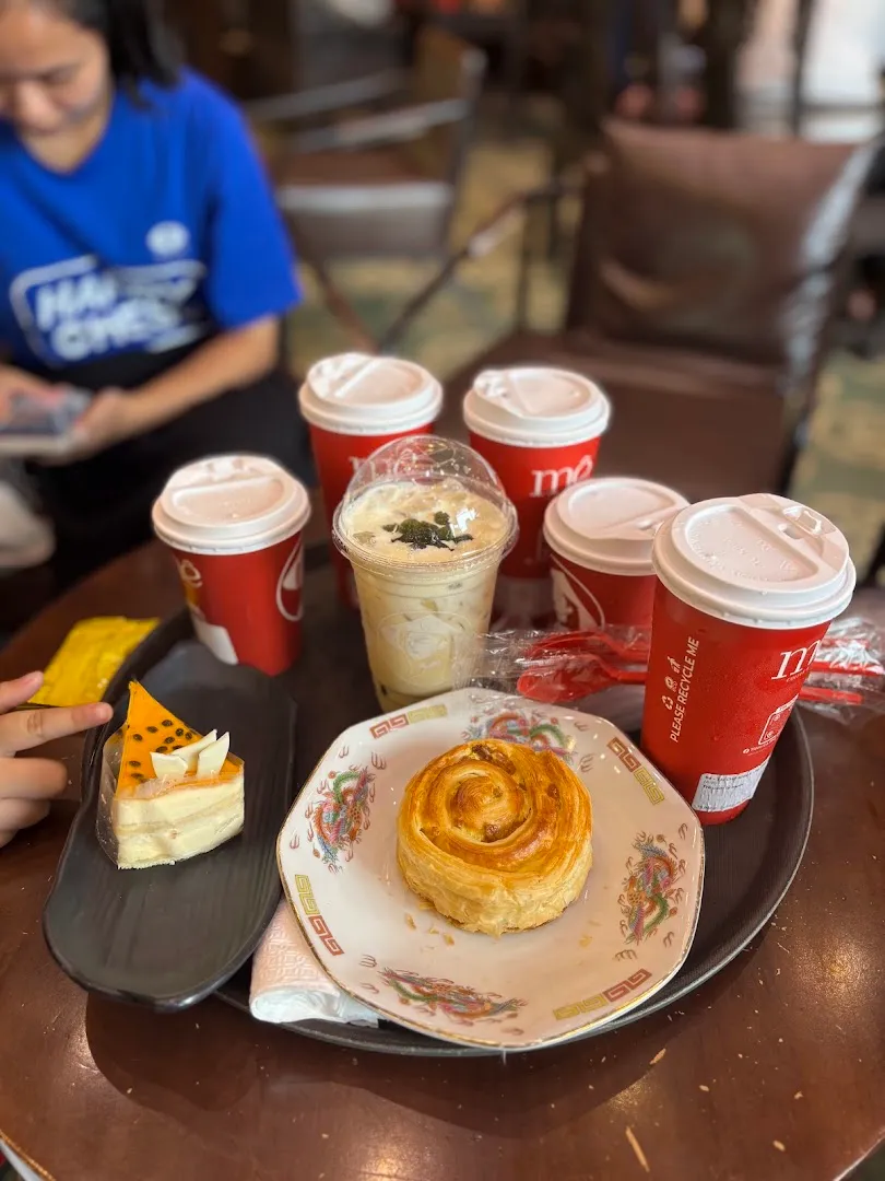 Các loại đồ uống và bánh ngọt được bày trên bàn.