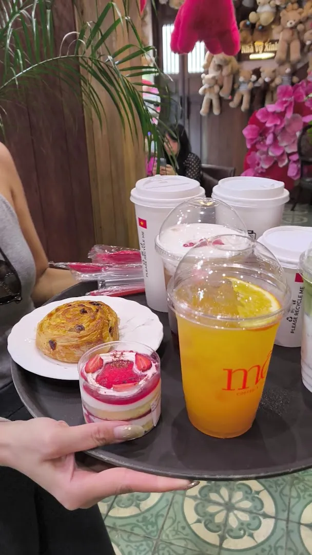 Các loại đồ uống và bánh ngọt được bày trên khay.