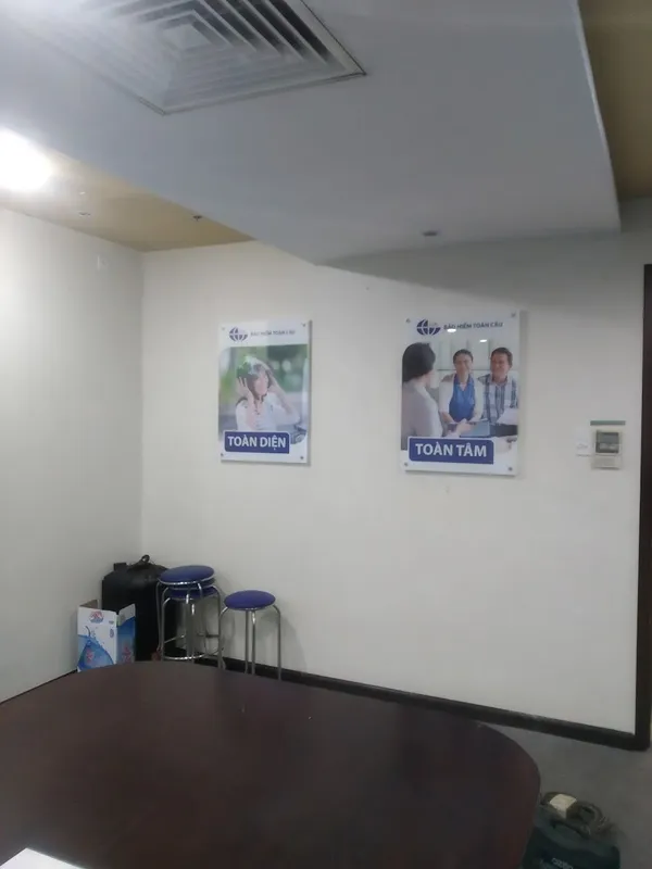 Không gian phòng làm việc với áp phích giới thiệu bảo hiểm Toàn Cầu.