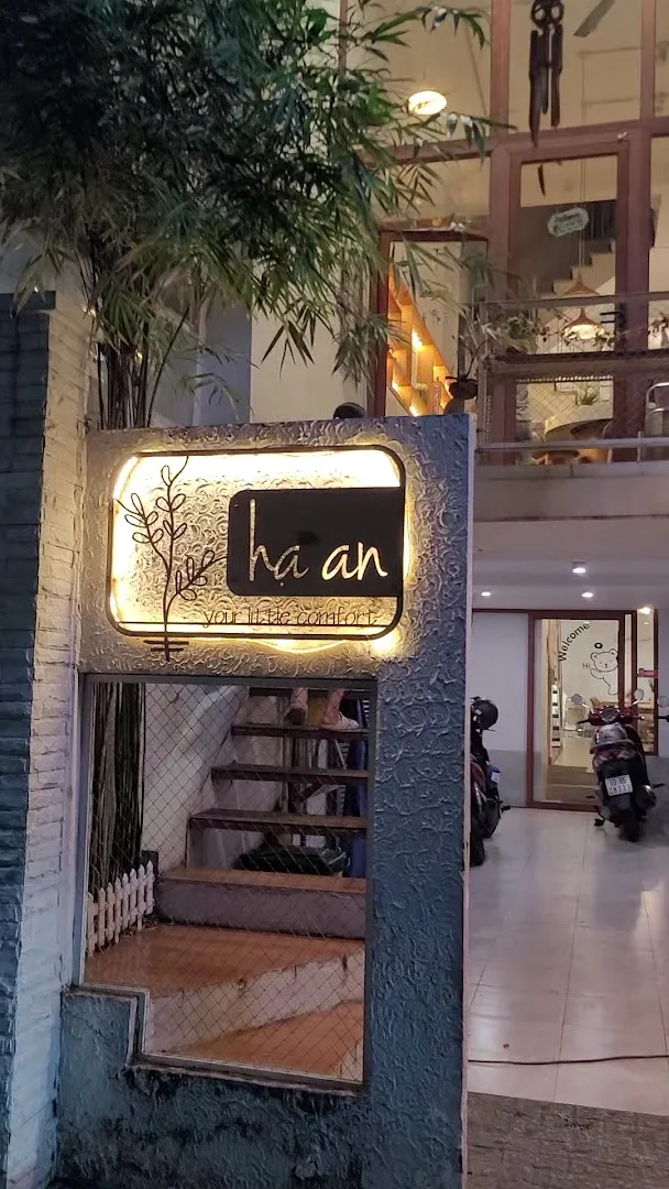 Biển hiệu phát sáng “ha an” tại lối vào quán.