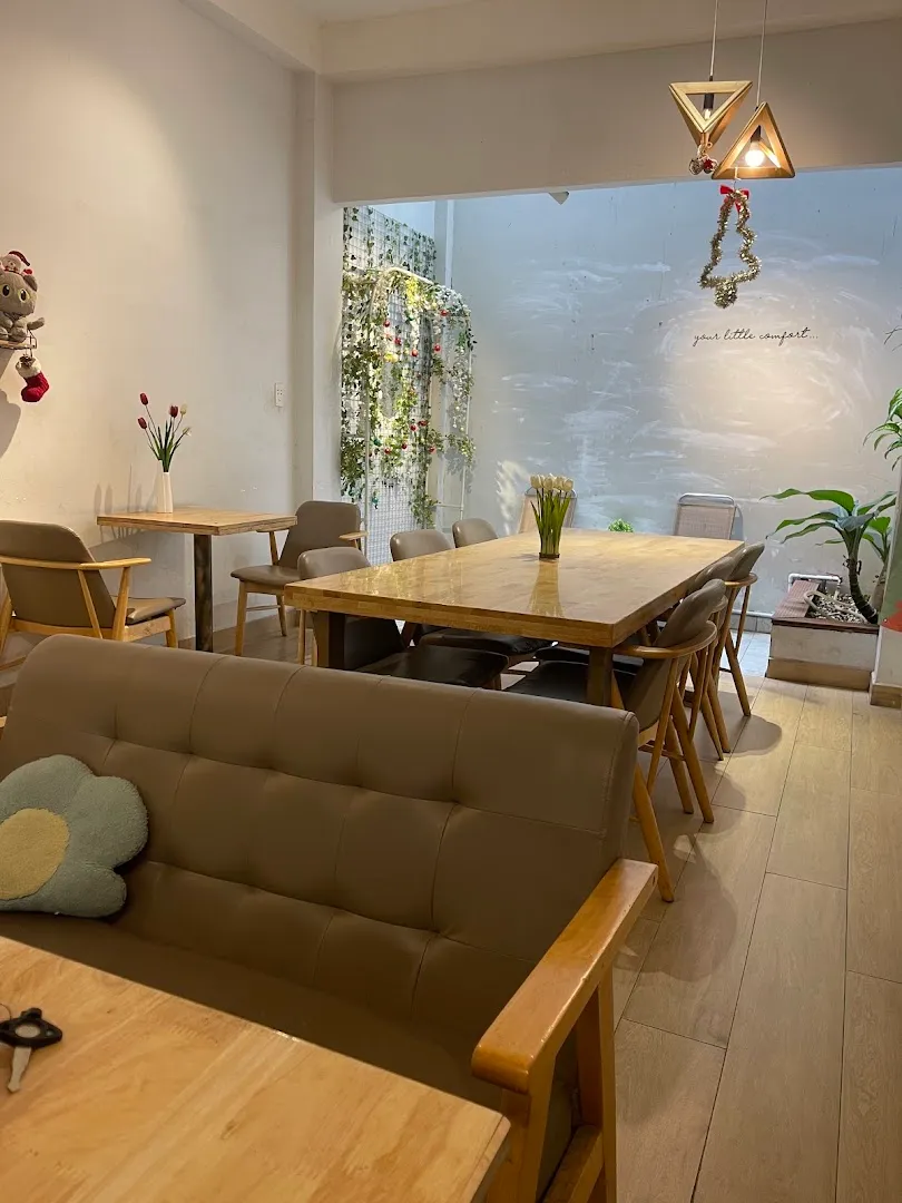 Không gian nội thất ấm cúng với bàn ghế và sofa.