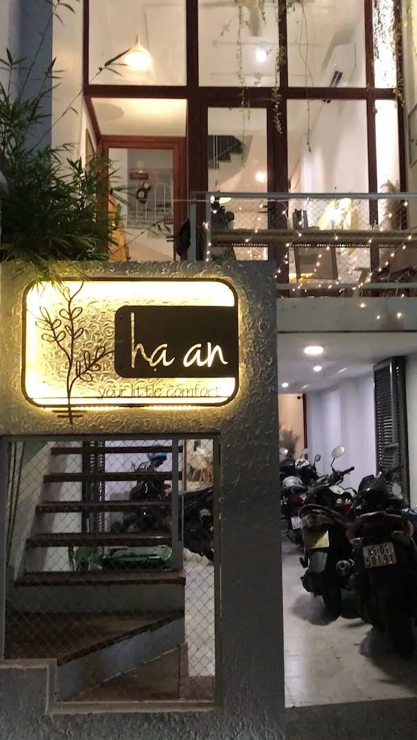 Mặt tiền Hạ An Corner với bảng hiệu phát sáng và lối vào quán.