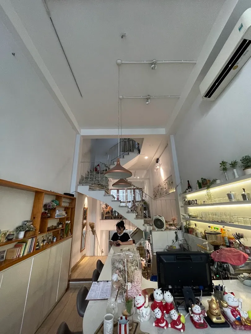 Không gian quầy pha chế và nội thất nhiều tầng của quán cà phê.