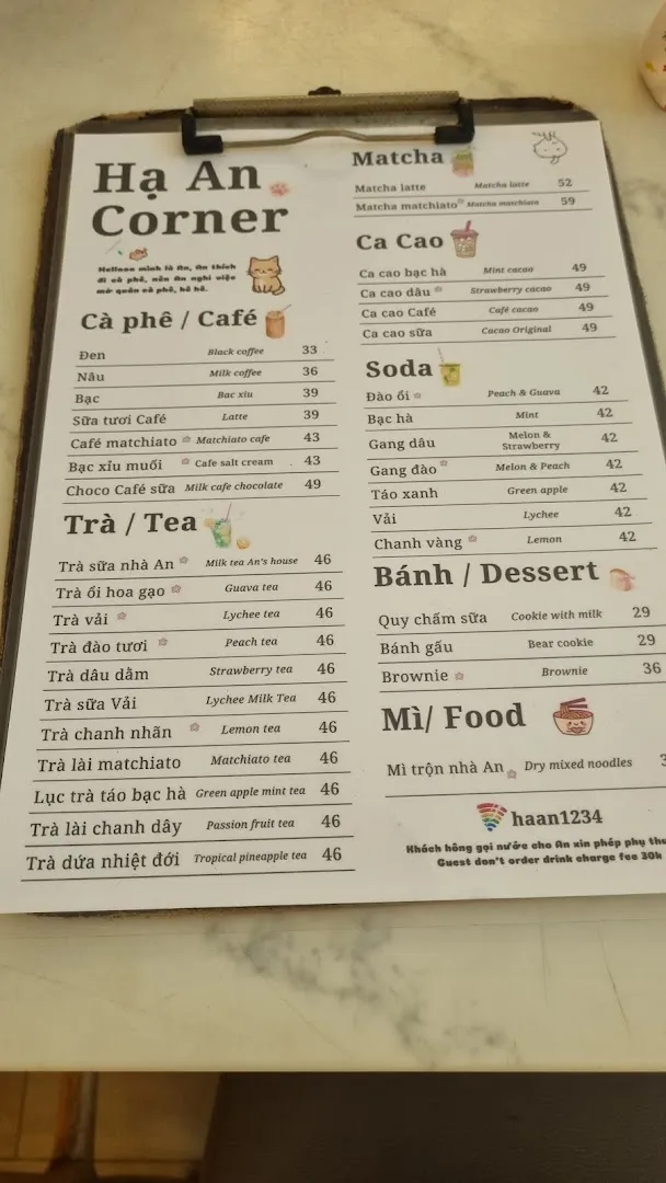 Bảng menu Hạ An Corner với các món cà phê, trà, matcha, soda, bánh và đồ ăn kèm giá niêm yết.