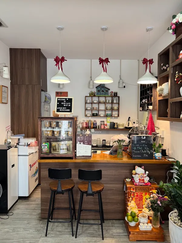 Không gian quầy pha chế và chỗ ngồi tại Neko Cafe.