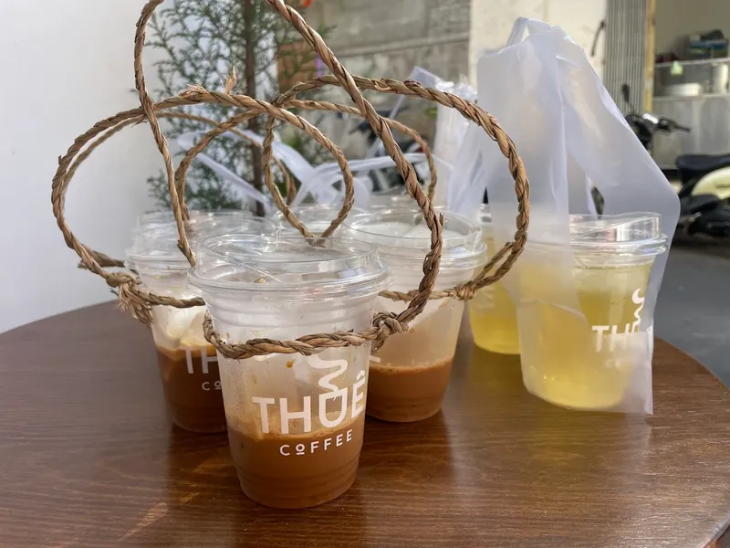 Các ly cà phê và đồ uống mang đi trong giỏ tre.