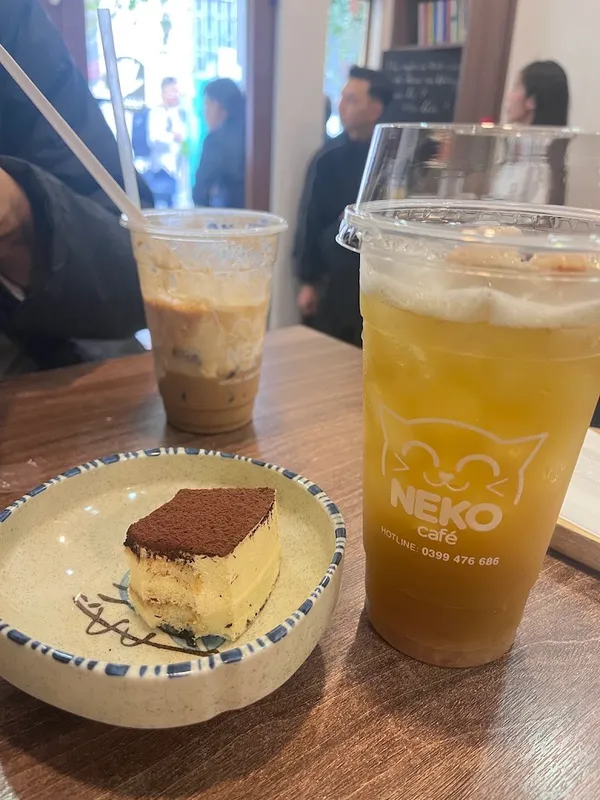 Đồ uống và bánh tiramisu được phục vụ tại Neko Café.