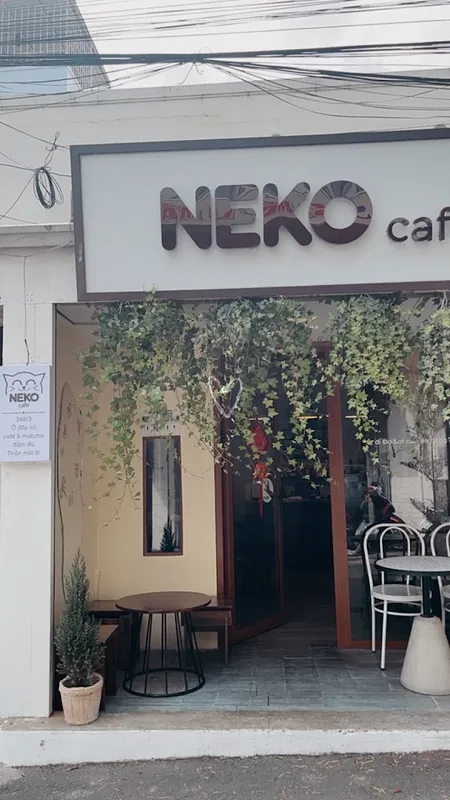 Mặt tiền và lối vào quán cà phê Neko.