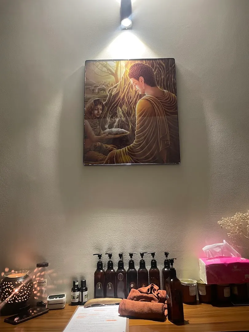 Khu vực đặt sản phẩm chăm sóc và khăn tại spa, với tranh trang trí trên tường.