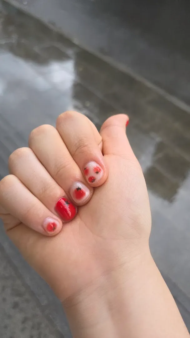Mẫu móng tay sơn đỏ với họa tiết hoa nhỏ.