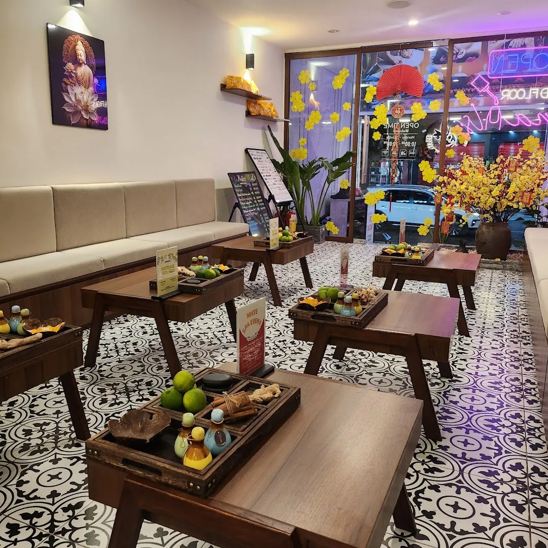 Không gian sảnh chờ của spa với ghế sofa, bàn trà và lối trang trí thư giãn.