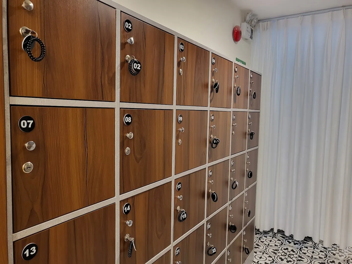 Khu tủ khóa cá nhân bằng gỗ trong spa