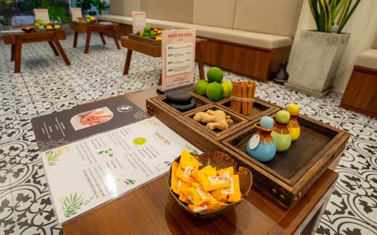 Không gian spa với thực đơn dịch vụ, bảng ưu đãi và khay trà thư giãn.