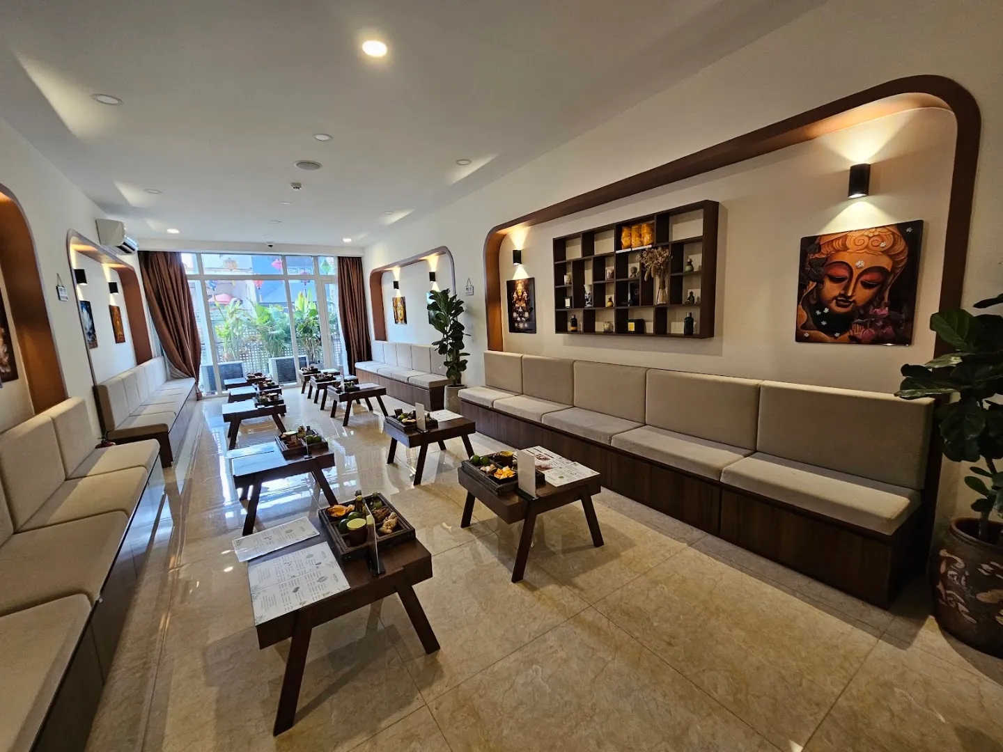 Khu vực chờ rộng rãi với ghế sofa, bàn trà và không gian thư giãn sang trọng.