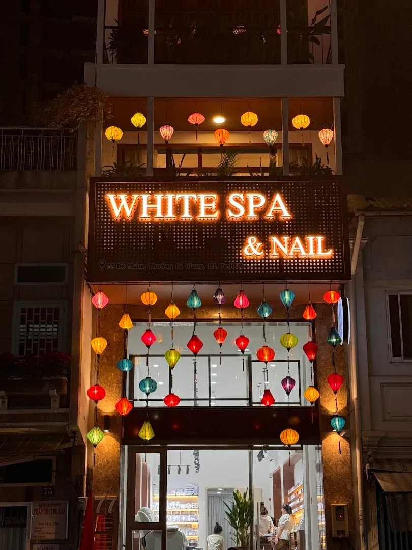 Mặt tiền WHITE SPA & NAIL với bảng hiệu phát sáng và đèn lồng nhiều màu.
