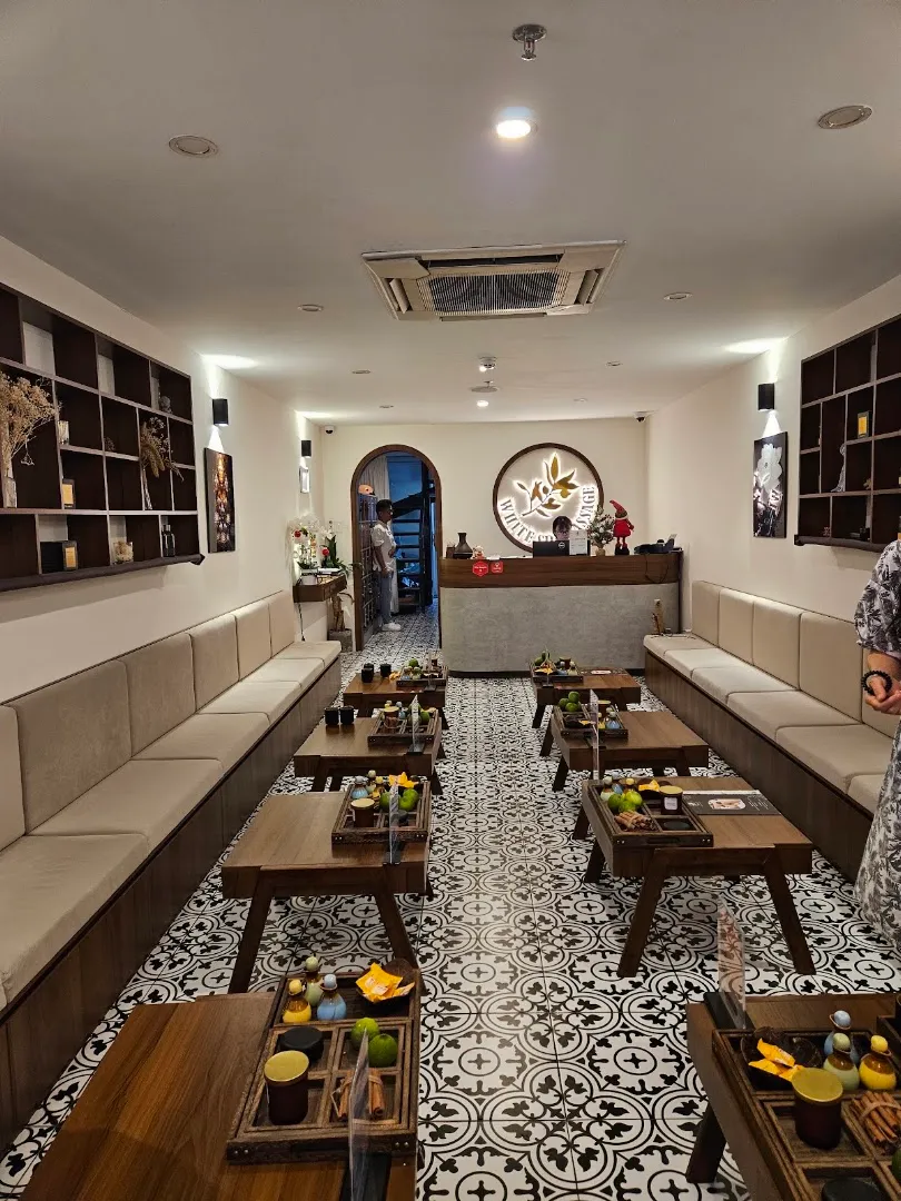 Không gian sảnh tiếp đón với ghế ngồi, bàn trà và quầy lễ tân.