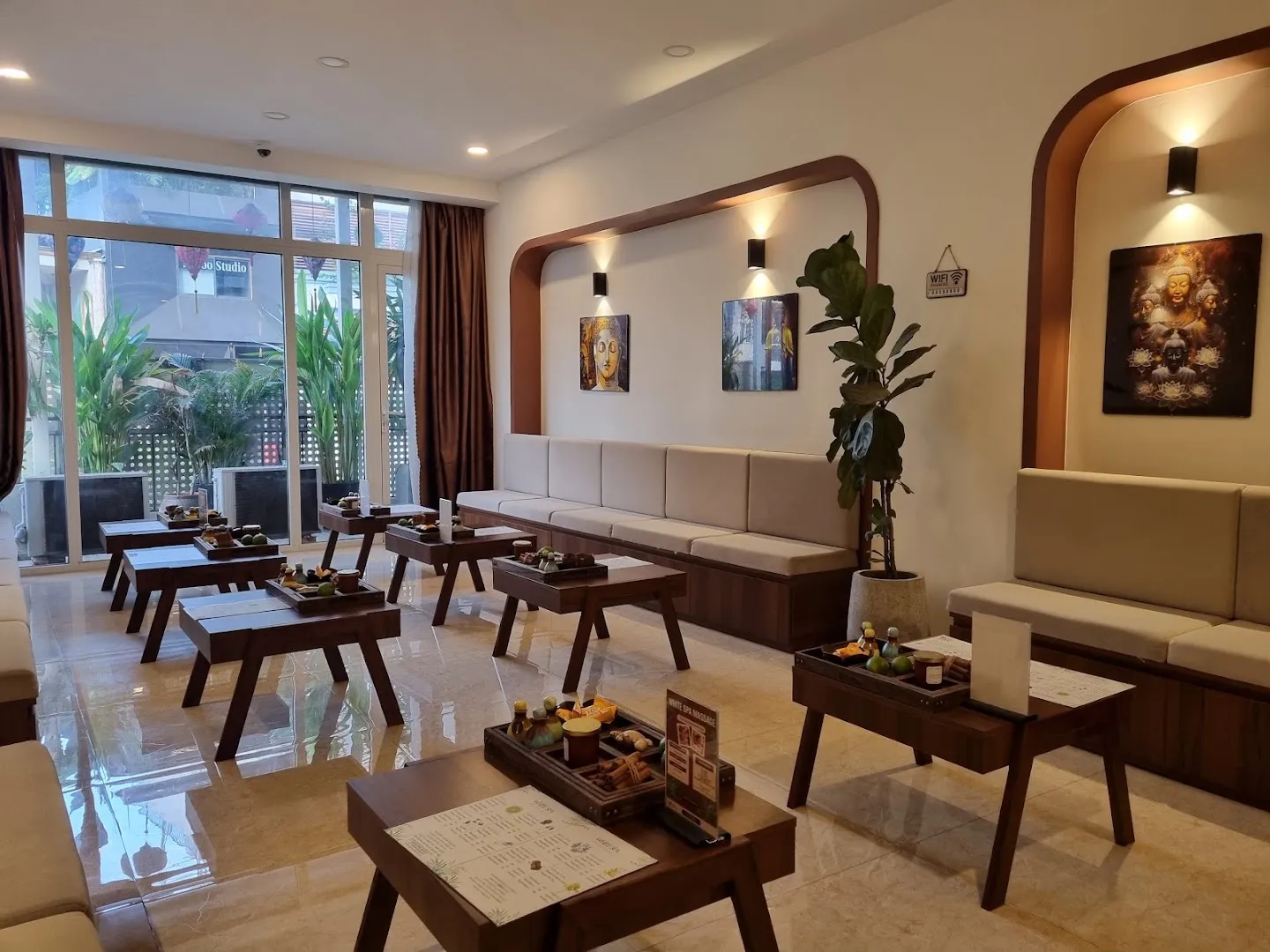 Không gian phòng chờ spa với ghế sofa, bàn trà và nội thất thư giãn.