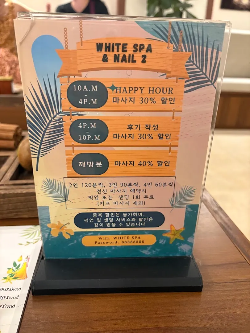 Bảng thông tin ưu đãi massage của WHITE SPA & NAIL 2, gồm các khung giờ giảm giá và chính sách khách quay lại.