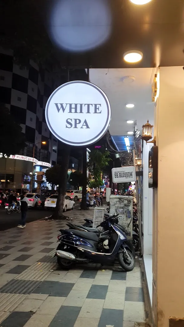 Biển hiệu WHITE SPA tại mặt tiền trên phố.