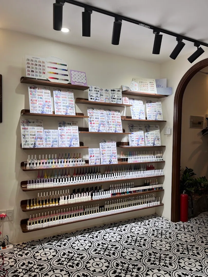 Kệ trưng bày sơn móng tay và các mẫu thiết kế nail.