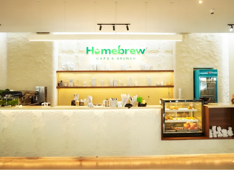 Quầy phục vụ và tủ bánh của Homebrew Café & Brunch.