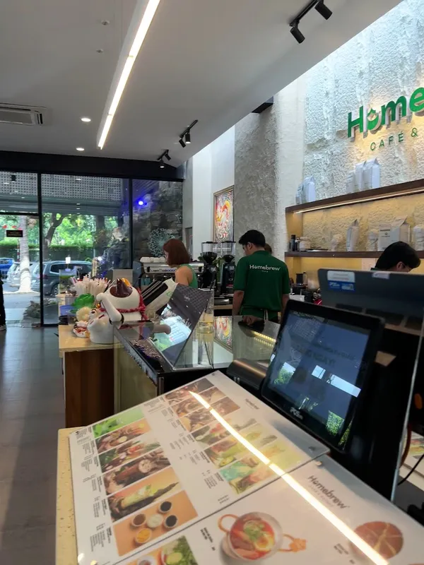 Không gian quầy phục vụ và khu gọi món bên trong Homebrew Café.