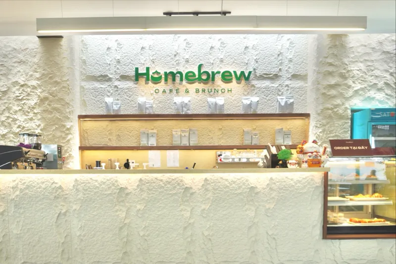 Quầy phục vụ Homebrew Café & Brunch với khu trưng bày bánh ngọt.